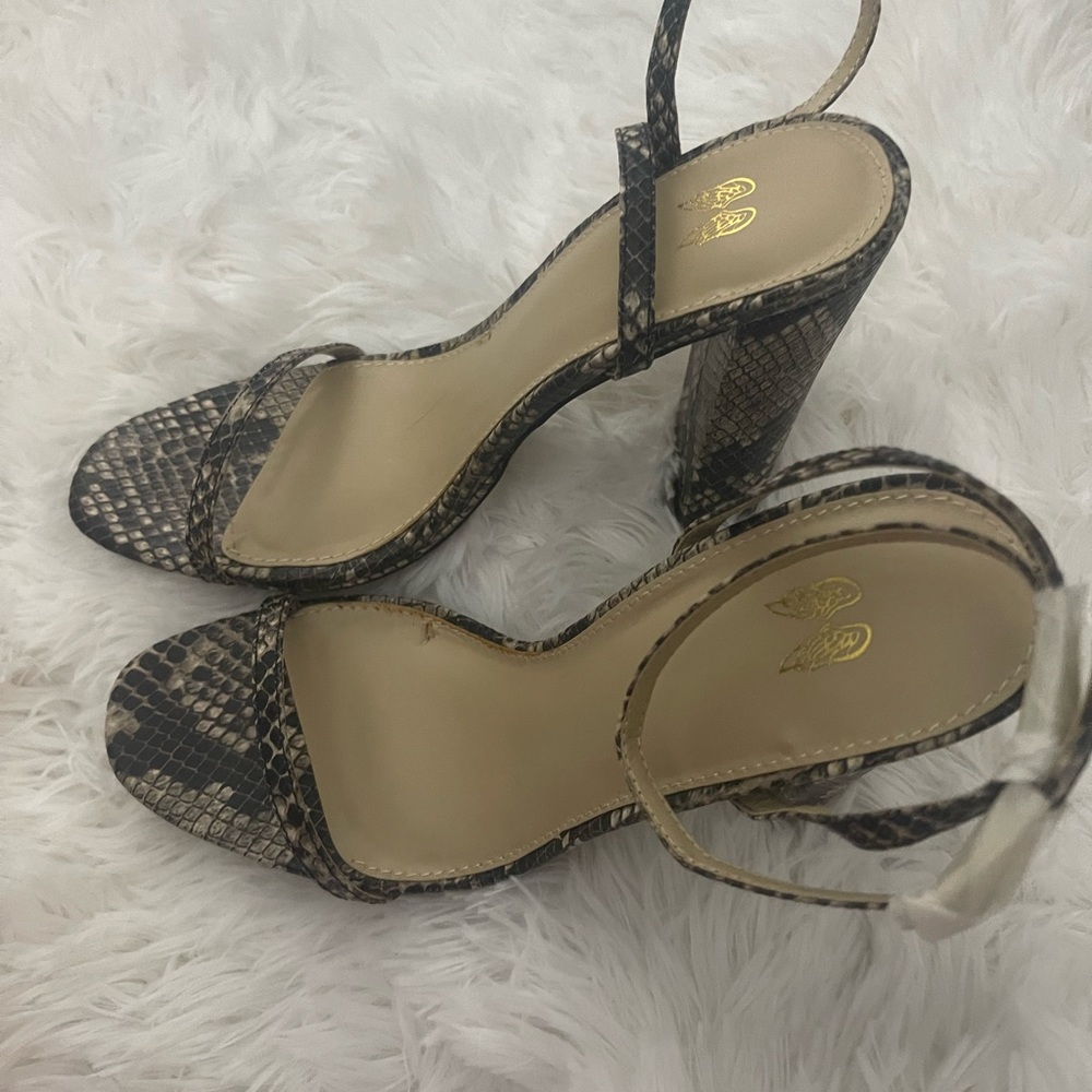 Victoria’s Secret size 7 chunky heel shoe